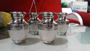 Urne funéraire miniature gravée sur mesure, style américain, adaptée aux bébés, fournitures funéraires en métal Brassworld India - Product Image 3