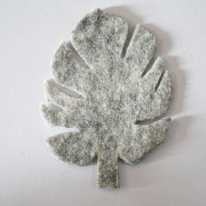 Feutre de laine gris clair écologique fait à la main feuille découpée taille douce personnalisable bricolage cuisine décorations de noël paquets - Product Image 1