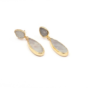 ต่างหูห้อยชุบทองคลาสสิกสำหรับผู้หญิงเครื่องประดับแฟชั่นอัญมณีโมราสำหรับงานแต่งงานงานหมั้นทำจากทองเหลือง - Product Image 2