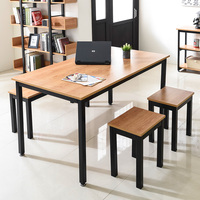 Bureau d'ordinateur exécutif au design industriel moderne, plateau en bois, base noire, hauteur réglable, structure en métal thermolaqué, usage commercial