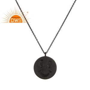Pendentif Smiley Design pour femmes, collier en argent plaqué Rhodium, vente en gros - Product Image 1