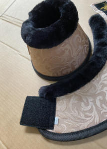 Bottes de clochettes de cheval en néoprène imprimées couleur or de luxe avec fourrure confortable Taille personnalisable et logo Protection de portée durable - Product Image 5