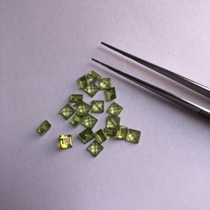 หินเพอริโดสีเหลี่ยมเพชรพลอยสีเขียวธรรมชาติ4มม. 6มม. อัญมณีกึ่งมีค่าตัดทรงสี่เหลี่ยมอัญมณีหลวมสำหรับทำเครื่องประดับร้านค้าออนไลน์ - Product Image 3