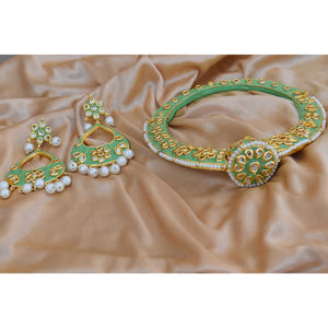 Ensemble de bijoux indiens élégants et tendance pour mariée, avec perles Meenakari et Kundan, pour femmes et jeunes filles. - Product Image 1