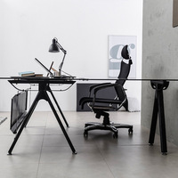 Bureau d'ordinateur moderne avec plateau en verre trempé et base en acier réglable en hauteur pour usage commercial avec finition thermolaquée