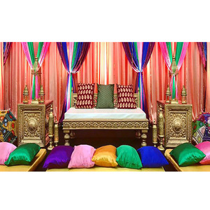 Walima Mehndi Stage Couch Último diseño Mehndi Function Couch Elegante Mehndi Stage Sofá de asiento bajo London Best Wedding Stage - Product Image 1