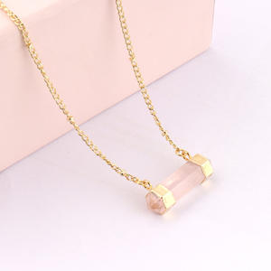 สร้อยคอพร้อมจี้หินโรสควอทซ์ธรรมชาติผิวขรุขระ,สร้อยคอพร้อมสายตะขอเกี่ยวทรงสี่เหลี่ยมหนาสีทอง24K - Product Image 1