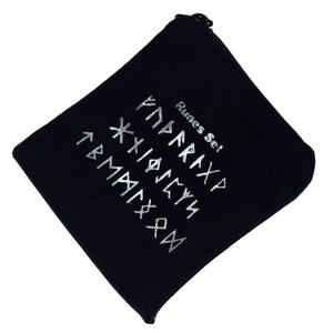 กระเป๋าสีดำที่มีการพิมพ์สัญลักษณ์ Rune: กระเป๋าสีดำที่มีสัญลักษณ์ Rune พิมพ์สำหรับขายเครื่องประดับหินบรรจุของขวัญ - Product Image 1