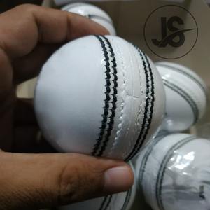 Fournisseur de balles de cricket en cuir cousues à la main, blanches, OEM, pour matchs, balles dures - Product Image 2