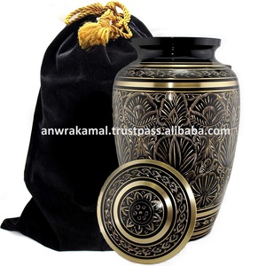 Urnas de cremación de latón dorado y negro, grabado por A.K, India - Product Image 5