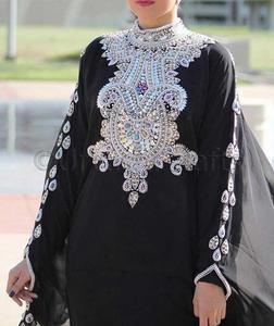 Vestido caftán negro con mangas florales y cuello con cuentas, caftán marroquí - Product Image 2