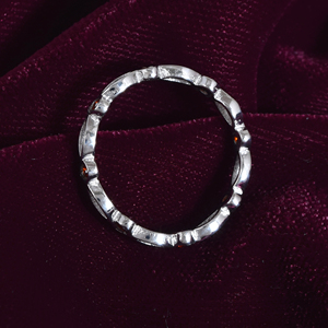 Anillo minimalista de piedras preciosas de rojo granate natural delicado, impresionante banda de Plata de Ley 925 de eternidad para bodas y fiestas - Product Image 4