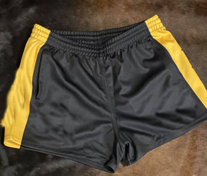 กางเกงขาสั้นเล่นฟุตบอลผ้าแคนวาสลำลองสำหรับผู้ชาย100% ผ้าโพลีเอสเตอร์ย้อมสีล้วนพร้อมกระเป๋าตาข่ายและคุณสมบัติป้องกันริ้วรอย - Product Image 1