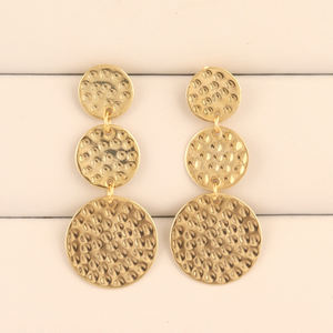 Pendientes de diseño de martillo personal delicado, pendientes de metal de Latón chapado en oro de 24k, hechos a medida, colgantes de gota hechos a mano de peso ligero - Product Image 1