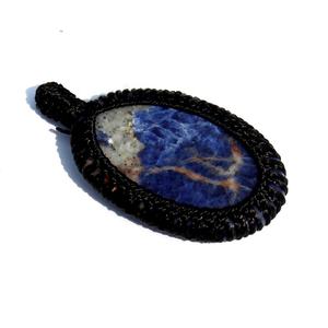 Pendentif en sodalite de style bohème, cordon en macramé, pierre précieuse d'hindouisme de forme ovale - Product Image 3