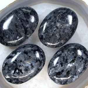 Pierre d'inquiétude en larvikite |   Pierre d'inquiétude en cristal |   Pierre de pouce en cristal pour la guérison, la méditation et l'énergie, à acheter chez Elegant Agate - Product Image 2