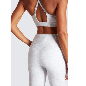 Conjunto deportivo OEM Seamless Yoga, bra y leggings cómodos y transpirables para gimnasio, conjunto de leggings y bra con aberturas para mujeres/niñas. - Product Image 3