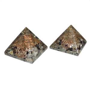 Pyramides en cristal et tourmaline avec pointe en cristal: petites pyramides orgones en cristal et tourmaline à vendre - Product Image 1