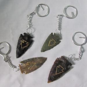 Guérison pierres naturelles pointes de flèches sculptées porte-clés: pointes de flèches sculptées porte-clés à vendre mascotte Style Fengshui - Product Image 1