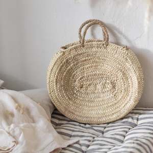 Panier rond moyen en paille, magnifiquement fait à la main - Product Image 1