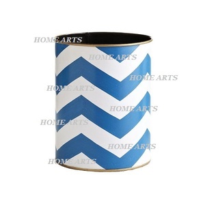 Poubelle en métal de couleur bleue et blanche Poubelle de forme ronde de la meilleure qualité pour la maison, les écoles et les hôpitaux - Product Image 1