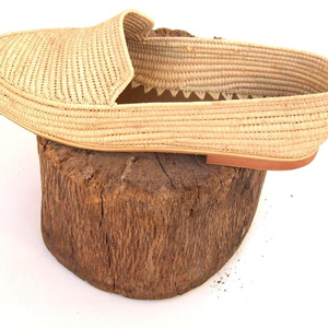 Chaussures en raphia pour hommes, fabriquées à la main, source de bonheur - Product Image 1