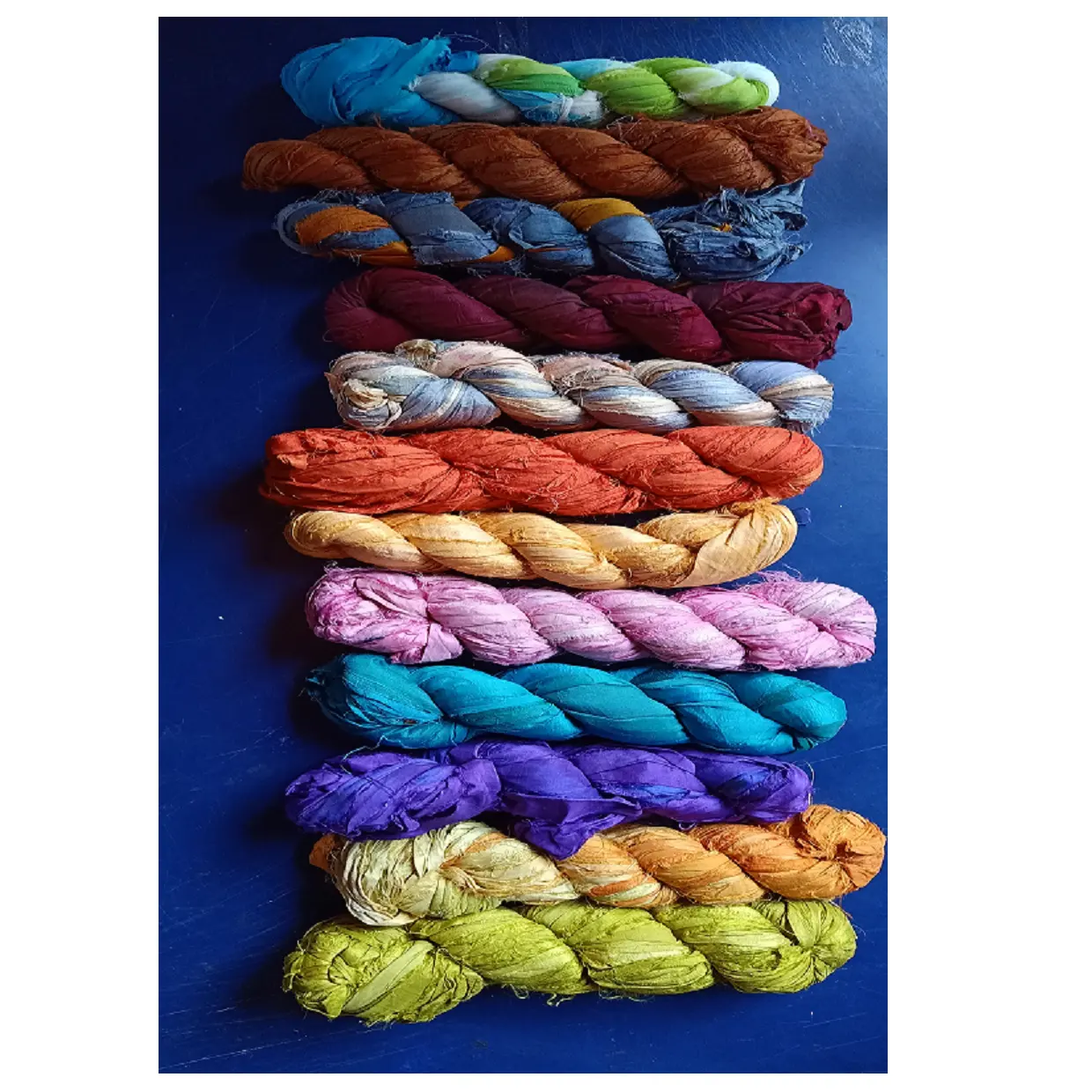 Ruban sari en soie douce, produit pour les magasins de fils, les fibres et les bijoux, disponible dans des brochettes de 100 grammes