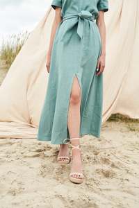 เดรสยาวทรงทางการแขนสั้นแฟชั่นล่าสุด ผ้าลินินเครป 100% สีฟ้าอ่อน คอวี ติดกระดุม ระบายอากาศได้ดี - Product Image 3