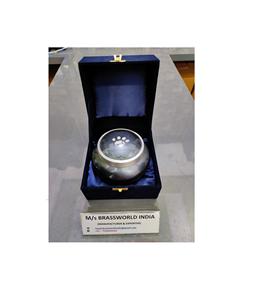 Hueso de mascota en pata de mascota pintado a mano, urna de cremación de aluminio, suministros funerarios, Brassworld, India - Product Image 1