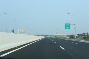 Pont en acier Garde-Corps D'autoroute galvanisé à chaud par V-COATING VIETNAM - Product Image 3