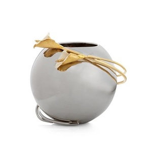 Juego de tres jarrones de diferentes tamaños en metal color dorado, maceta para flores, jarrón decorativo para la sala de estar del hogar. - Product Image 6