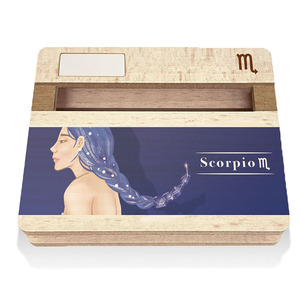 Soporte para Teléfono con Difusor de Aroma y Amplificador, Diseño de Madera con Signo Zodiacal Escorpio - Product Image 1