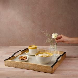 Nouveau plateau en bois émaillé blanc avec poignée en métal noir idéal pour la décoration de table à la maison ou au bureau - Product Image 1