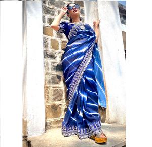 Dernier sari en georgette imprimé bleu de couleur indienne de designer Leheriya avec bordure en dentelle brodée et chemisier pour femmes, fête de mariage - Product Image 1