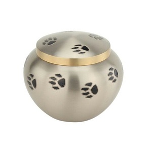 Urna de cremación de recuerdo de mascota pequeña para cenizas conmemorativas, suministro de urna de metal moderna, grabado de pata a precio bajo - Product Image 1