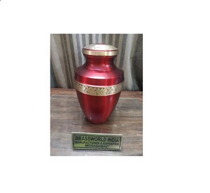 Urne funéraire en métal rouge vif avec gravure dorée, fournitures funéraires de style américain pour adultes par BRASSWORLD INDIA - Product Image 1