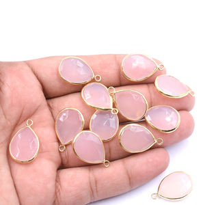 Pendentif en chalcédoine rose en forme de poire, serti d'argent, de 23 à 25 mm, avec bélière, plaqué or - Product Image 2