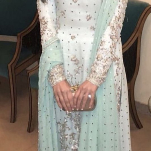 Robe élégante à manches longues avec broderie et perles de verre cristal pour fête ou mariage en 2022 - Product Image 1