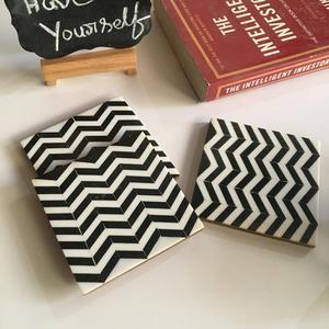 Ensemble de 4 sous-verres carrés en résine zig-zag noir et blanc de style européen pour la cuisine ou le bureau emballés dans un carton - Product Image 5