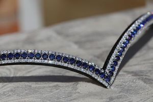 Bandeau frontal personnalisable en forme de V en cristal pour chevaux Bleu ou autres options de couleur sur cuir noir ou marron Design léger - Product Image 5