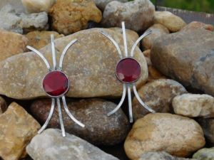 Pendientes de tuerca de piedra de latón hechos a mano para niñas y mujeres, aspecto occidental, venta al por mayor - Product Image 3