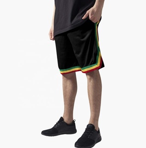 Shorts de sport pour hommes en maille respirante, style streetwear, pour la course et le basketball, avec broderie personnalisée, poches et bordures latérales multicolores, écologiques - Product Image 1