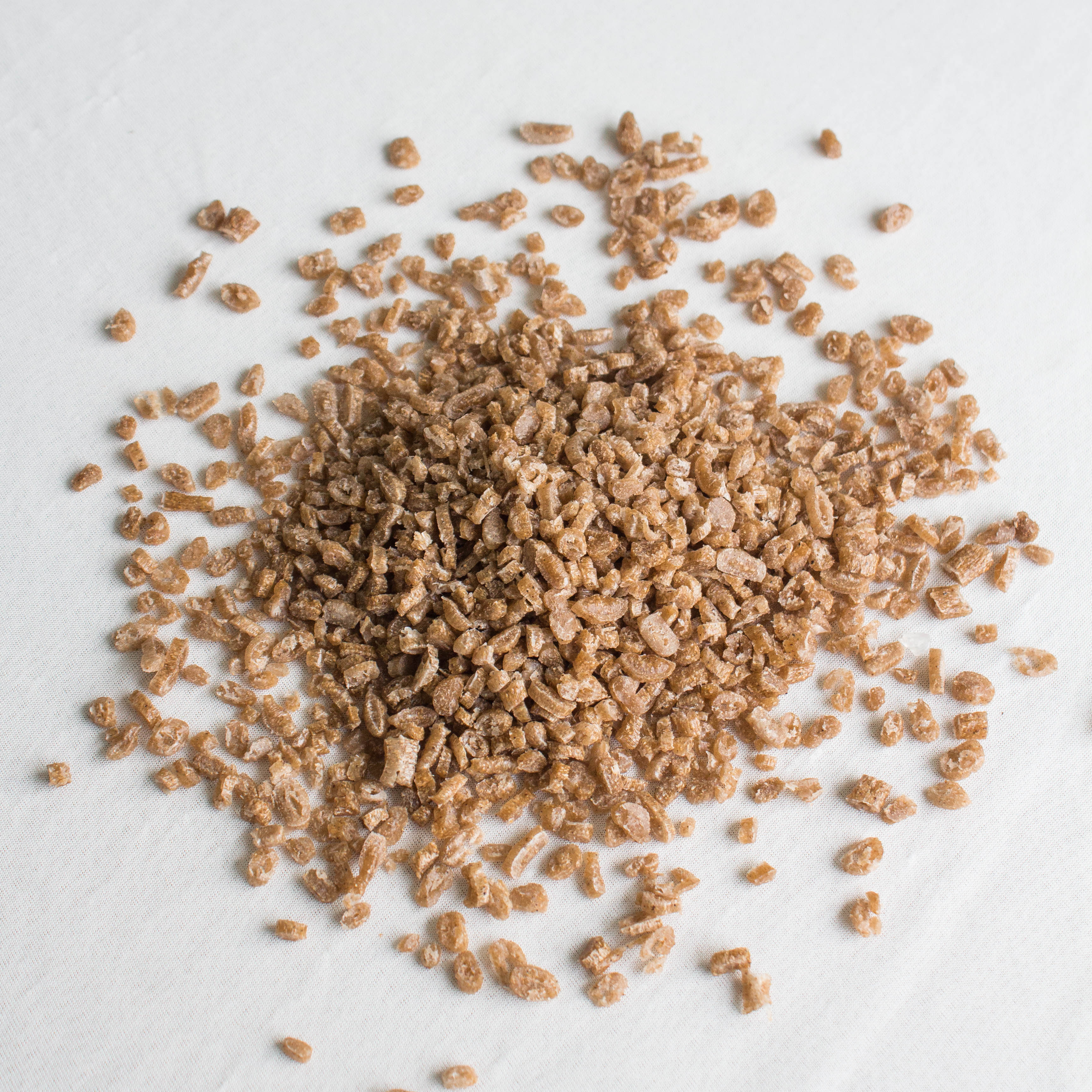 Экологически чистый биопластиковый гранулированный биоразлагаемый пластик, такой же полилактид. Биопластик, изготовленный из гранул кофейной гущи