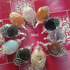 Colgante con forma ovalada de piedras preciosas, colgante de alambre de alta calidad con cristales naturales - Product Image 5