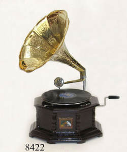 Gramófono Vintage con Base de Madera Blanca, Trompeta de Latón, Forma Octagonal, Reproductor de Discos Antiguo en Venta - Product Image 5