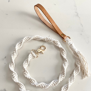 Macrame ธรรมชาติจูงสุนัข | มือจับหนัง | ของขวัญสำหรับลูกสุนัข | สายจูงสำหรับสุนัข - Product Image 1