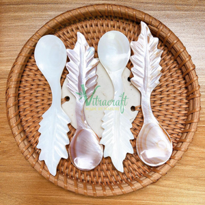 Cuillère à caviar en nacre avec manche en feuille en gros et bon marché. Design unique, entièrement fabriqué à partir de coquillages perlés de haute qualité - Product Image 3