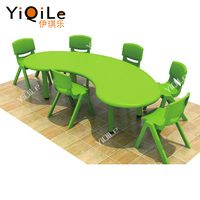 Table et chaise en plastique à la mode pour enfants, table demi-lune d'école attirante pour les enfants, bureau durable pour les salles de classe