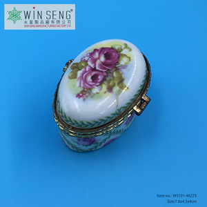 Boîte à bijoux ovale rose en porcelaine - Product Image 2