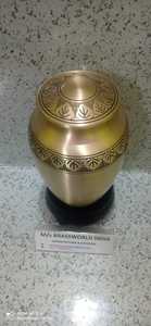 L'urne de crémation en laiton faite à la main avec gravure de feuille Brassworld India fournit des fournitures funéraires de qualité supérieure, y compris des couvercles - Product Image 3
